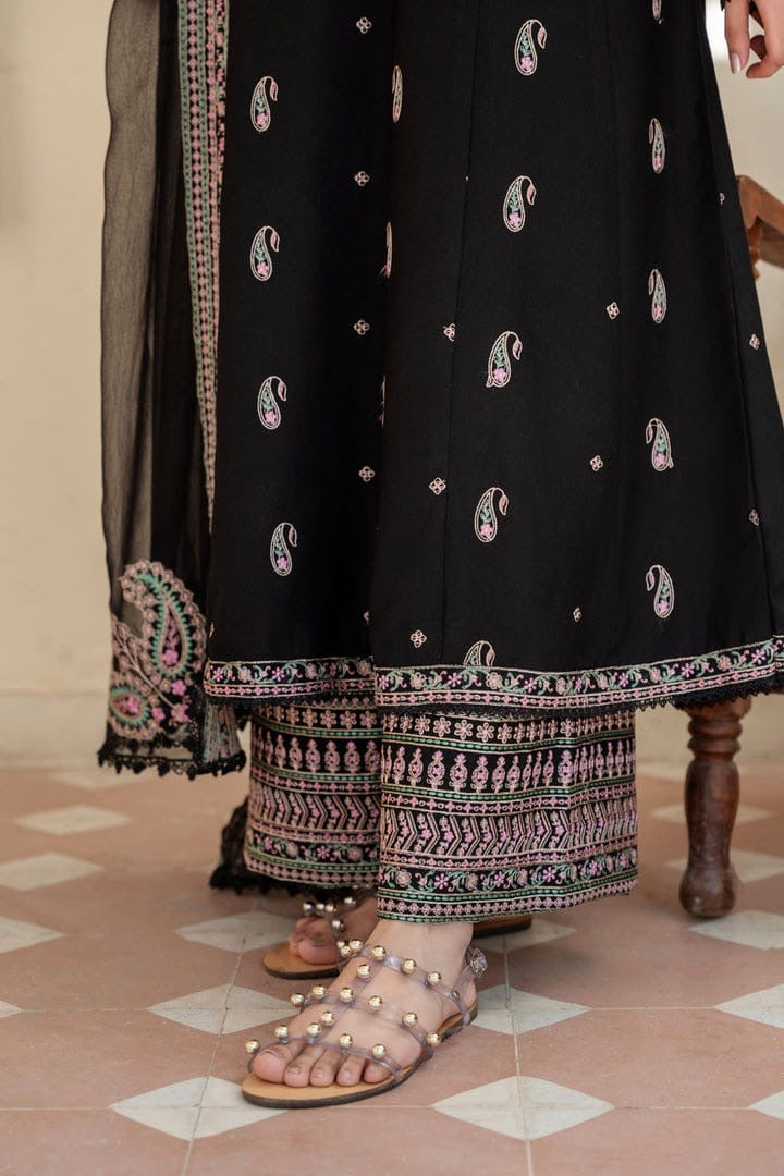 Elegant Embroidered Lawn 3-Piece Suit With Chiffon Dupatta