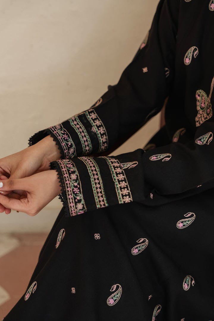 Elegant Embroidered Lawn 3-Piece Suit With Chiffon Dupatta